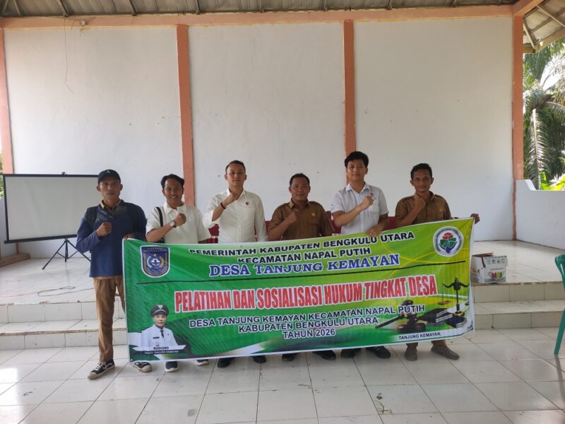 Jajaran Aparatur Desa Tanjung Kemenyan bersama Nara Sumber Pelatihan Hukum dari Unit Tipikor Polres Bengkulu Utara